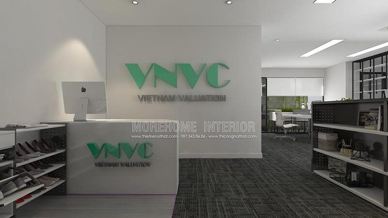 Thiết kế nội thất quầy lễ tân văn phòng đẹp với bức tường trắng và logo màu xanh nổi bật