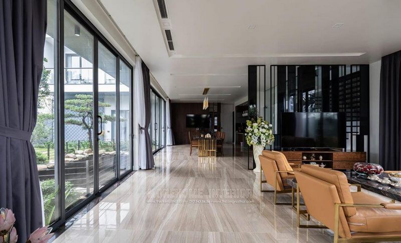 Thi công cửa kính cường lực cho biệt thự nhằm tăng ánh sáng tự nhiên cho không gian phòng khách